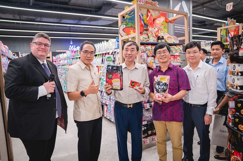 คณะผู้นำของพรรคคอมมิวนิสต์เวียดนาม และเอกอัครราชทูต ณ กรุงฮานอย เข้าเยี่ยมชมศูนย์การค้าเซ็นทรัลเวิลด์ และเซ็นทรัล ฟู้ด ฮอลล์
