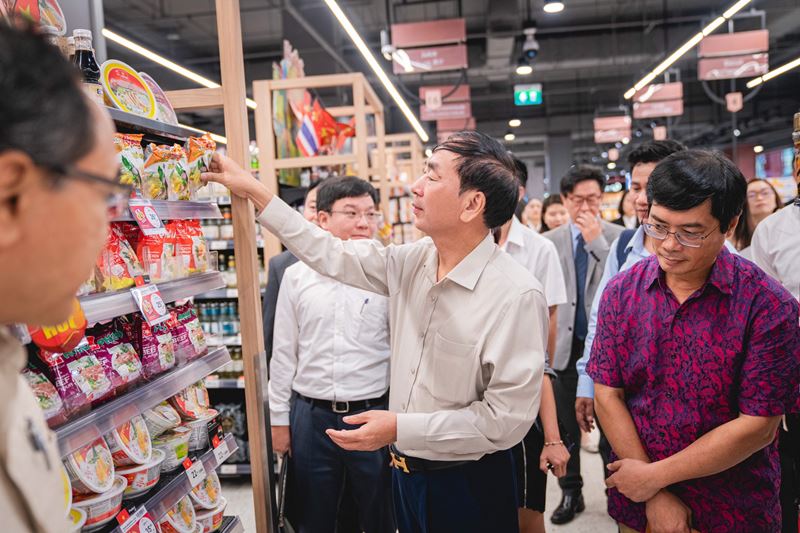 คณะผู้นำของพรรคคอมมิวนิสต์เวียดนาม และเอกอัครราชทูต ณ กรุงฮานอย เข้าเยี่ยมชมศูนย์การค้าเซ็นทรัลเวิลด์ และเซ็นทรัล ฟู้ด ฮอลล์