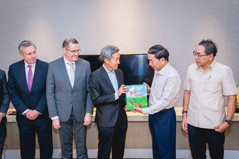 คณะผู้นำของพรรคคอมมิวนิสต์เวียดนาม และเอกอัครราชทูต ณ กรุงฮานอย เข้าเยี่ยมชมศูนย์การค้าเซ็นทรัลเวิลด์ และเซ็นทรัล ฟู้ด ฮอลล์