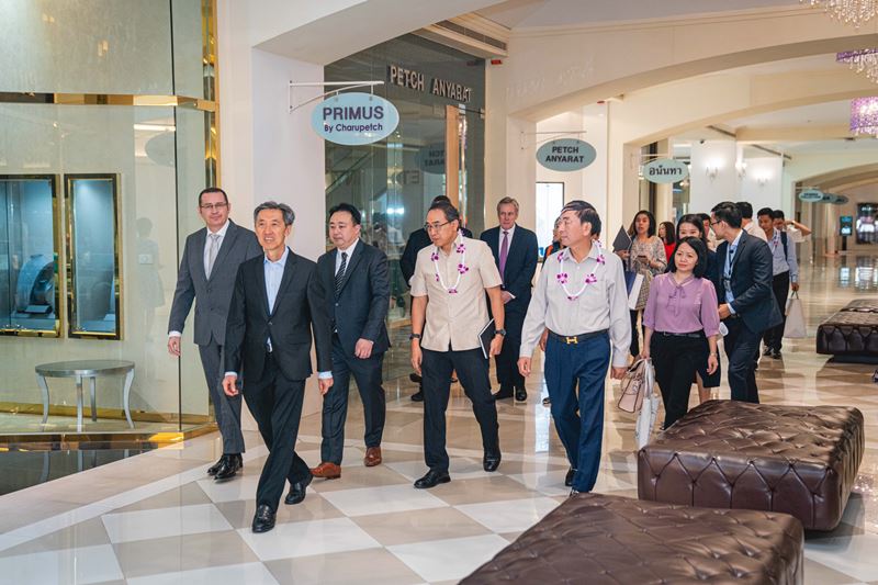 คณะผู้นำของพรรคคอมมิวนิสต์เวียดนาม และเอกอัครราชทูต ณ กรุงฮานอย เข้าเยี่ยมชมศูนย์การค้าเซ็นทรัลเวิลด์ และเซ็นทรัล ฟู้ด ฮอลล์