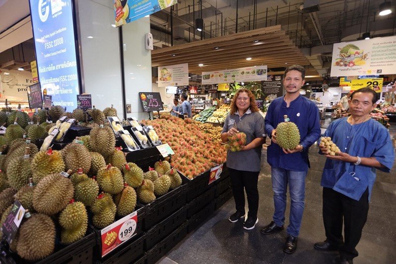 Tops partners with Ministry of Commerce to support Thai farmers in selling summer fruits, in addition to locked prices and extra discounts to help Thai people get through the COVID-19 crisis