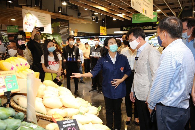 Tops partners with Ministry of Commerce to support Thai farmers in selling summer fruits, in addition to locked prices and extra discounts to help Thai people get through the COVID-19 crisis