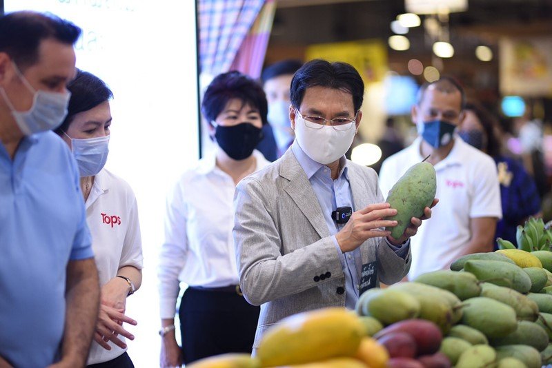 Tops partners with Ministry of Commerce to support Thai farmers in selling summer fruits, in addition to locked prices and extra discounts to help Thai people get through the COVID-19 crisis