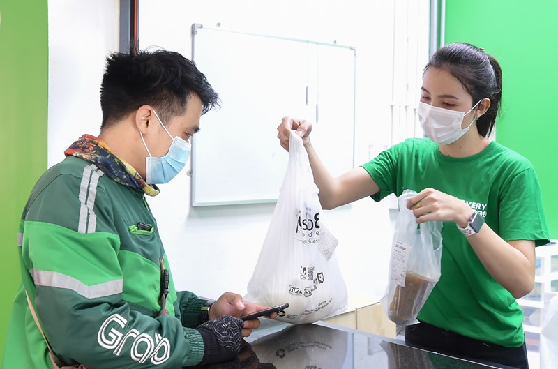 Central Group partners with Chulalongkorn Hospital in  MEAL FOR YOU project to deliver freshly cooked meals from CRG restaurants via GrabExpress  to those under home isolation