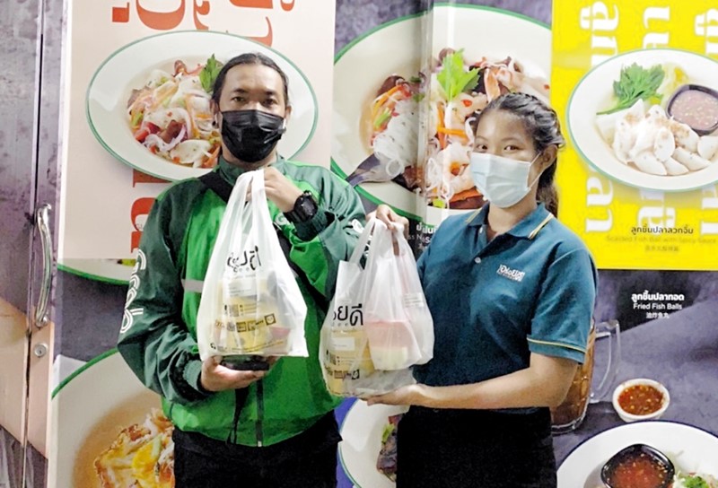 Central Group partners with Chulalongkorn Hospital in  MEAL FOR YOU project to deliver freshly cooked meals from CRG restaurants via GrabExpress  to those under home isolation