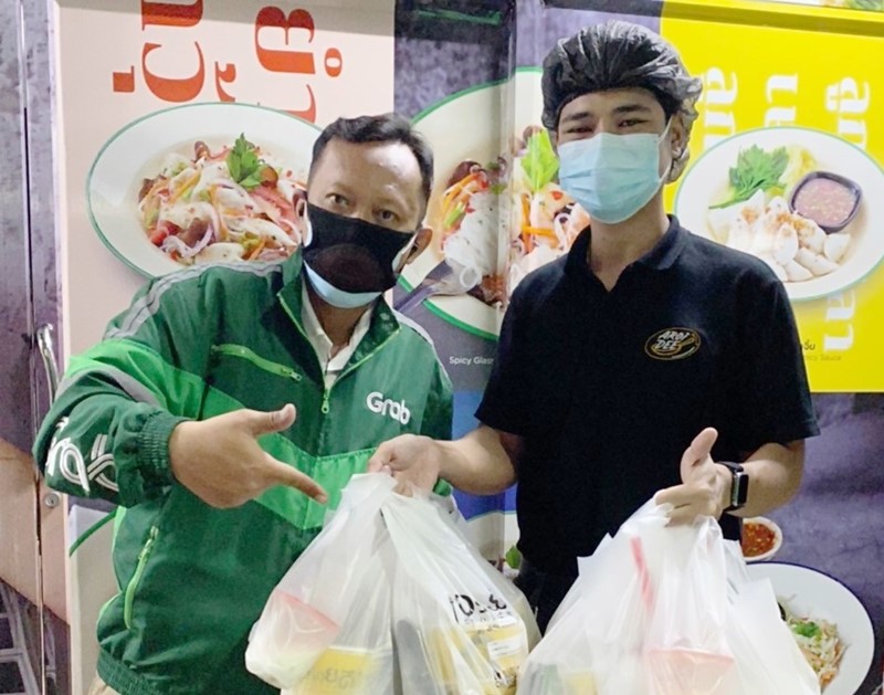 Central Group partners with Chulalongkorn Hospital in  MEAL FOR YOU project to deliver freshly cooked meals from CRG restaurants via GrabExpress  to those under home isolation